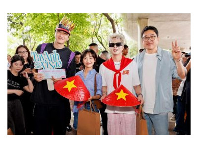 Lee Kwang Soo rạng rỡ đội nón lá khi đến Việt Nam, quảng bá phim hợp tác Việt – Hàn Tay Anh Giữ Một Vì Sao