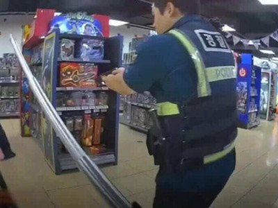 ĐEO MẶT NẠ THÚ BÔNG CẦ,M 2 D,A,O CHẠY QUANH SIÊU THỊ GÂY HOẢNG LOẠN CHO MỌI NGƯỜI.