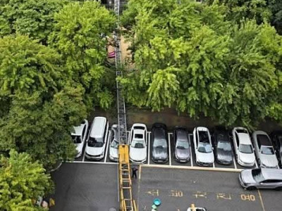 Vào khoảng 9 giờ sáng nay (ngày 1/9), tại một chung cư ở (경기도 성남시 분당구)... chiếc xe thang trọng tải 10tấn, đang chuyển đồ cho một nhà ở tầng 25 , đã bất ngờ bị l..ật