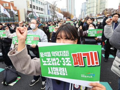 Sắc lệnh "luật phong bì vàng" gây ra phản ứng dữ dội từ cả giới lao động và doanh nghiệp.