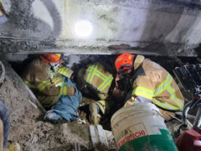 Lực lượng cứu hộ đang gấp rút tìm kiếm 2 công nhân bị mắc kẹt tại công trường xây dựng bị sập.