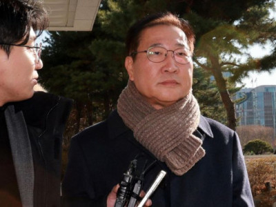 Công tố viên đặc biệt truy tố cựu bộ trưởng tư pháp về tội nổi loạn.