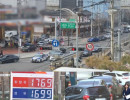 G:iá xăng dầu như này...  “Cây xăng g:iá 1.700 won/lít, là xe xếp hàng dài… mà hết sạch từ lúc 3 giờ chiều.”