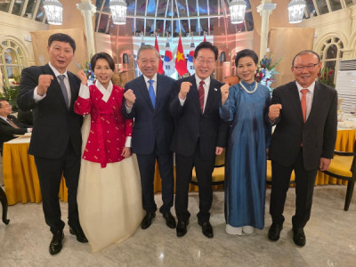 HLV Park Hang Seo và HLV Kim Sang-sik vinh dự được tham gia tiệc chiêu đãi Tổng thống Hàn Quốc và Phu nhân đang có chuyến thăm Việt Nam....