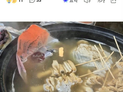 ĐỂ NGUYÊN BỊCH TÚI NILONG ĐỰNG 순대 LÒNG HEO LUỘC TRONG NỒI NƯỚC CHẢ CÁ (어묵 국물). CẢNH BÁO VỀ VẤN ĐỀ VỆ SINH THỰC PHẨM TẠI CÁC LỄ HỘI ĐỊA PHƯƠNG.