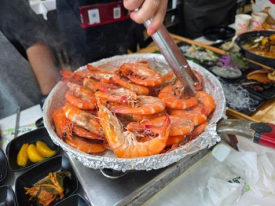 Lễ hội tôm tươi 홍성남당항 대하축제  Lễ hội Tôm cảng Namdang,  lần thứ 31 là lễ hội ẩm thực mùa thu tiêu biểu của Hồng nơi du khách có thể thưởng thức làn nước trong xanh của vịnh Cheonsuman v?