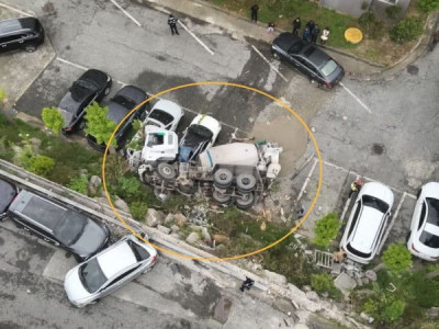 Bác tài bảo m:ất phanh  Xe trộn bê tông r:ơi xuống bãi đỗ xe chung cư ở Yeosu… tổng cộng 8 ô tô bị h:ư h:ỏng...