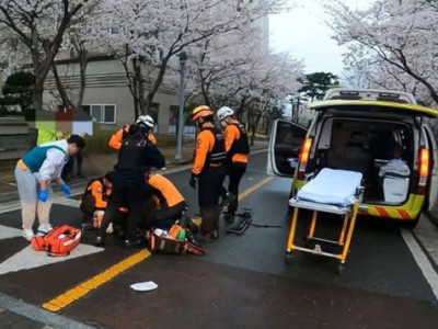 Đ:au l:òng... Học sinh tiểu học t:v:0ng ngay trong khu chung cư... b:é vừa đi 학원 về... đang băng qua đường thì bịi chiếc SUV t:ô:ng t:rúng