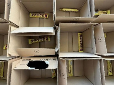 Đặt m:ua 15 thanh kẹo socola từ Coupang... Nhưng s:ốc khi nhận 15 thùng... bên trong mỗi thùng chỉ có 1 thanh socola nặng 60g... mà cái thùng c,hà b,á...