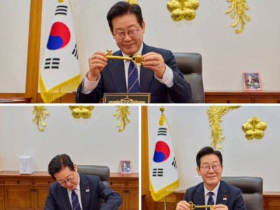 Tổng thống HQ mới đăng hình ảnh 'chìa khóa v:àng' do Tổng thống Donald Trump tặng lên trang cá nhân... và viết rằng: