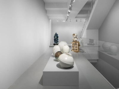 Khi bình mặt trăng bị hỏng: Nghệ sĩ Hàn Quốc biến tấu truyền thống gốm sứ tại Gladstone Seoul