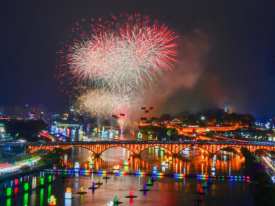 Màn trình diễn ngoạn mục của 70.000 chiếc đèn lồng và pháo hoa... Đám đông đổ xô đến Jinju.