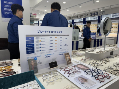 Bùng nổ 'K-glasses': Ngày càng nhiều khách du lịch nước ngoài đổ xô đến các cửa hàng kính mắt địa phương để mua kính mắt nhanh chóng và giá cả phải chăng