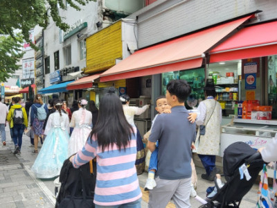 Phong cảnh mùa thu ở trung tâm thành phố Seoul đông đúc khách du lịch nước ngoài