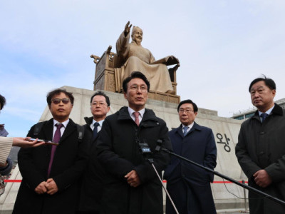 Kế hoạch xây dựng đài tưởng niệm tại Quảng trường Gwanghwamun làm bùng phát xung đột giữa thành phố Seoul và khối cầm quyền