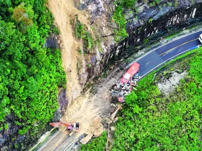 Mưa lũ, sạt lở bủa vây một số tỉnh thành miền Trung: Tập trung cứu chữa nạn nhân vụ sạt lở đèo Khánh Lê