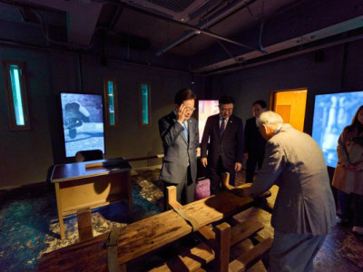 Lee đến thăm nơi từng là nơi tra tấn và trở thành bảo tàng dân chủ vào ngày cảnh sát