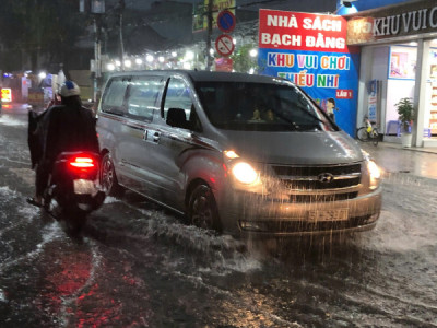 Thời tiết phức tạp: Bão số 12 áp sát, Nam Bộ mưa dông, nguy cơ lốc xoáy