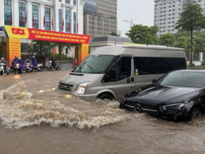 Vì sao bão Kajiki đổ bộ miền Trung nhưng Hà Nội lại mưa lớn, ngập nặng?