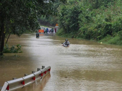 Mưa lớn kéo dài gây ngập lụt, sạt lở, nhiều địa phương học sinh nghỉ học