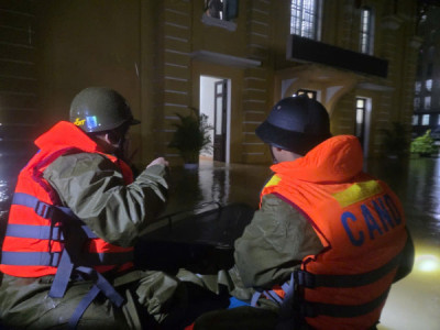 Công an thành phố Huế trắng đêm giúp dân ứng phó mưa lũ