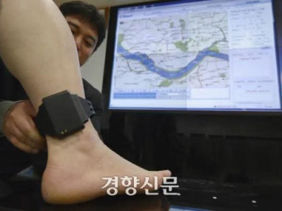 Một người đàn ông khoảng 40 tuổi đang đeo thiết bị giám sát điện tử (vòng chân điện tử) đã bị bắt sau khi đ...â...m ch....ết bạn gái tại 경기 남양주 rồi bỏ trốn.