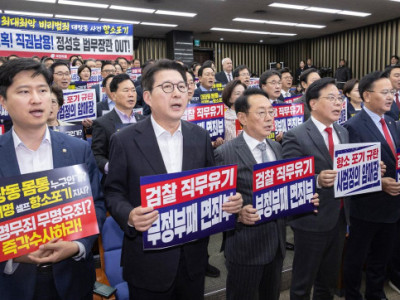 Công tố viên hàng đầu phải đối mặt với sự chỉ trích nội bộ vì 'khuất phục quyền lực'