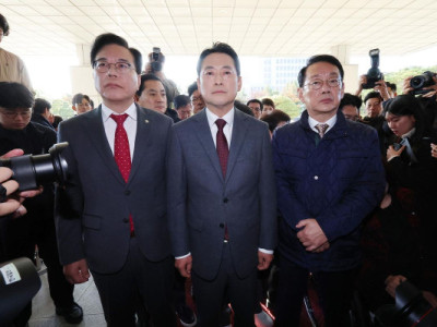 Các nhà lập pháp PPP tổ chức biểu tình phản đối quyết định của bên công tố hủy bỏ kháng cáo trong vụ án phát triển