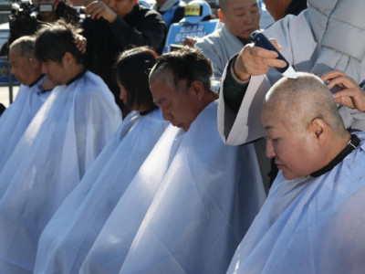 Gia đình các nạn nhân vụ tai nạn máy bay Jeju Air cạo đầu để phản đối tính xác thực của kết quả điều tra tạm thời