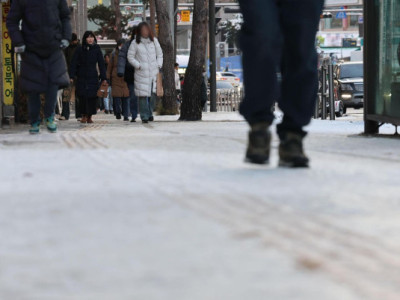 Sáng hôm sau trận tuyết rơi dày đặc, đường trơn trượt, nhiều vụ tai nạn liên hoàn