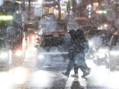 Tuyết rơi dày làm gián đoạn việc đi lại buổi tối trên khắp Seoul và khu vực thủ đô