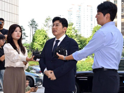 Tòa án chấp thuận đóng băng tài sản của chủ tịch HYBE trong quá trình điều tra