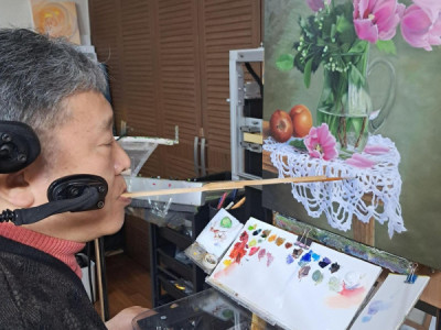 Nghệ thuật vẽ miệng đã thay đổi cuộc đời của một nghệ sĩ sau khi bị liệt như thế nào
