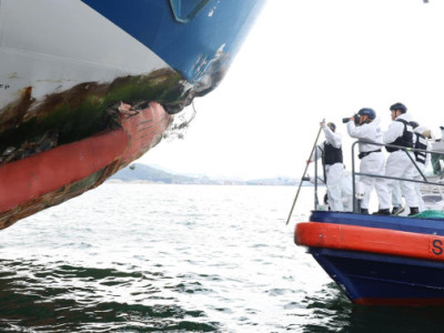 Cảnh sát yêu cầu lệnh bắt giữ 2 thủy thủ liên quan đến vụ tai nạn phà mắc cạn