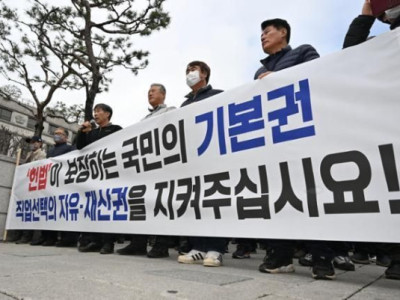 Chủ nhà hàng thịt chó kiện chính phủ vì chênh lệch lương thưởng quá lớn