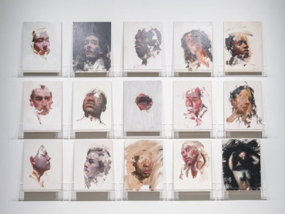 Nghệ sĩ Henrik Uldalen khám phá bản sắc và sự chấp nhận thông qua những bức chân dung thô sơ