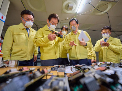 Lee đến thăm trung tâm dữ liệu của tiểu bang bị hư hại do hỏa hoạn