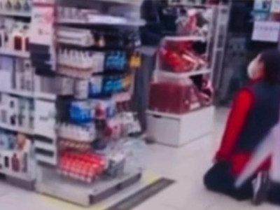 Hành vi của khách hàng buộc nhân viên Daiso phải quỳ gối, gây tranh cãi về hành vi 'lạm dụng quyền lực'