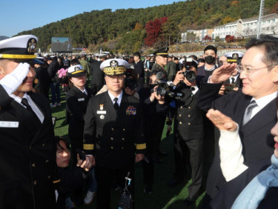 Con trai của chủ tịch Samsung Electronics được phong hàm sĩ quan Hải quân