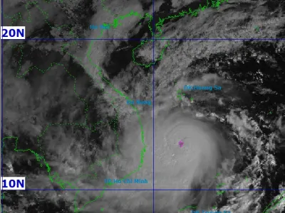 Lúc 9 giờ sáng nay, bão số 13 đang ở cấp 15, giật cấp 17. Đây là cấp bão rất mạnh, sát với cấp siêu bão.  Trung tâm Dự báo Khí tượng thủy văn quốc gia vừa cho biết, bão số 15 đã mạnh lên cấp 15 (