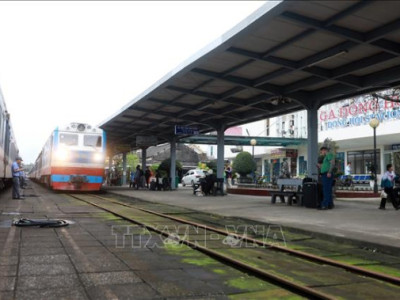 Mưa lớn, đường ngập, ngành đường sắt khuyến cáo hành khách ra ga sớm làm thủ tục