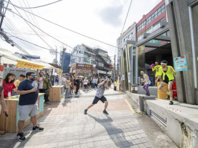 Itaewon chứng kiến ​​lượng khách đổ về tăng vọt khi các thương hiệu địa phương bắt đầu hồi sinh.