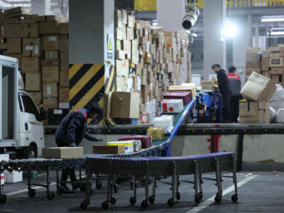 Sức khỏe của người chuyển phát nhanh so với sự tiện lợi của người tiêu dùng là trọng tâm của tranh chấp giao hàng nửa đêm