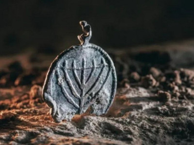 Phát hiện mặt dây chuyền chì 1.300 năm tuổi khắc biểu tượng menorah ở Jerusalem