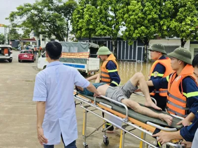 Cứu người đàn ông chới với trên dòng lũ xiết