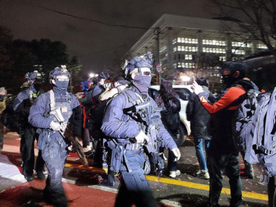 1 năm sau thiết quân luật, xung đột chính trị dai dẳng của Hàn Quốc ngày càng sâu sắc hơn