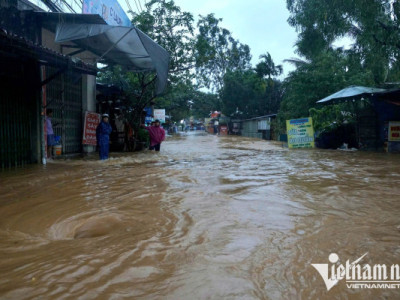 Mưa xối xả gây ngập ở Đà Nẵng, xuất hiện hố sâu cạnh chung cư