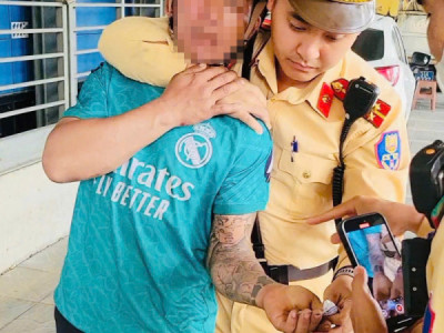 Tuần tra địa bàn, Cảnh sát khóa tay đối tượng mang ma túy