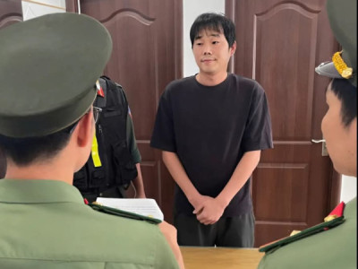 Yeo Sungjin (quốc tịch Hàn Quốc), kẻ cầm đầu đường dây lừ* tình và b*ôn người ở Campuchia, bị Interpol truy nã đỏ sa lưới tại Khánh Hòa.