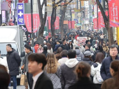Ngân hàng Phát triển Châu Á (ADB) nâng dự báo tăng trưởng năm 2025 cho Hàn Quốc lên 0,9% nhờ sự phục hồi tiêu dùng và thỏa thuận thuế quan.